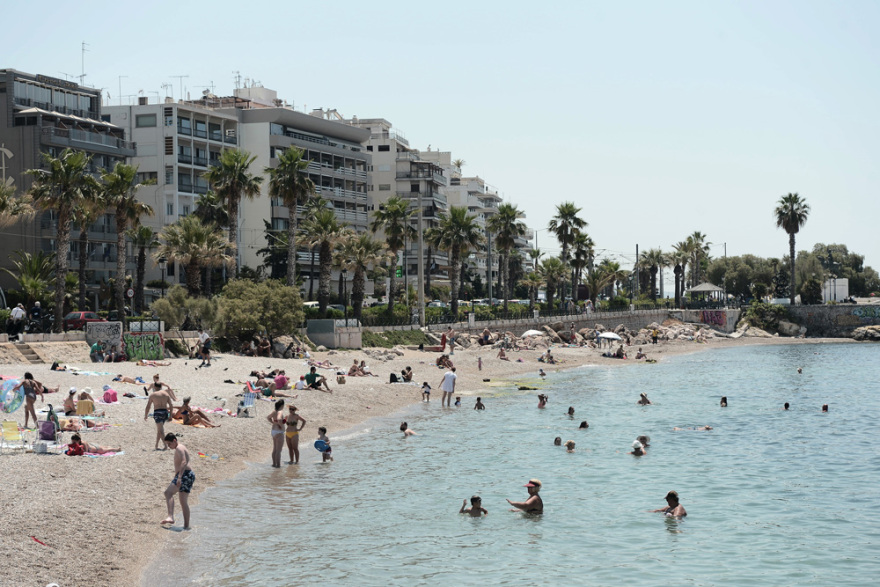 «Ξεχύθηκαν» στις παραλίες οι Αθηναίοι για βουτιές και ηλιοθεραπεία - Δείτε φωτογραφίες