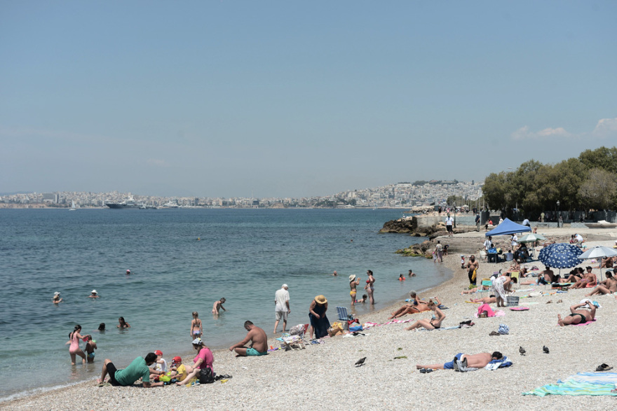 «Ξεχύθηκαν» στις παραλίες οι Αθηναίοι για βουτιές και ηλιοθεραπεία - Δείτε φωτογραφίες