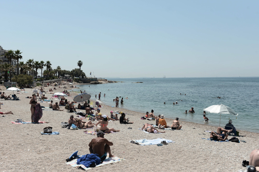 «Ξεχύθηκαν» στις παραλίες οι Αθηναίοι για βουτιές και ηλιοθεραπεία - Δείτε φωτογραφίες