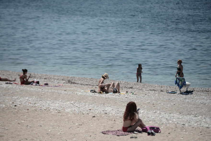 «Ξεχύθηκαν» στις παραλίες οι Αθηναίοι για βουτιές και ηλιοθεραπεία - Δείτε φωτογραφίες