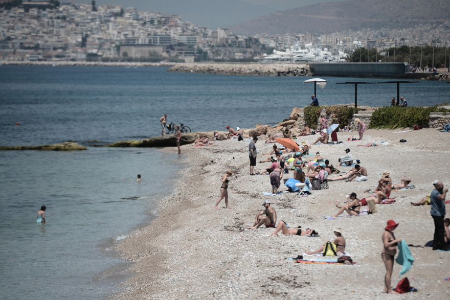 «Ξεχύθηκαν» στις παραλίες οι Αθηναίοι για βουτιές και ηλιοθεραπεία - Δείτε φωτογραφίες