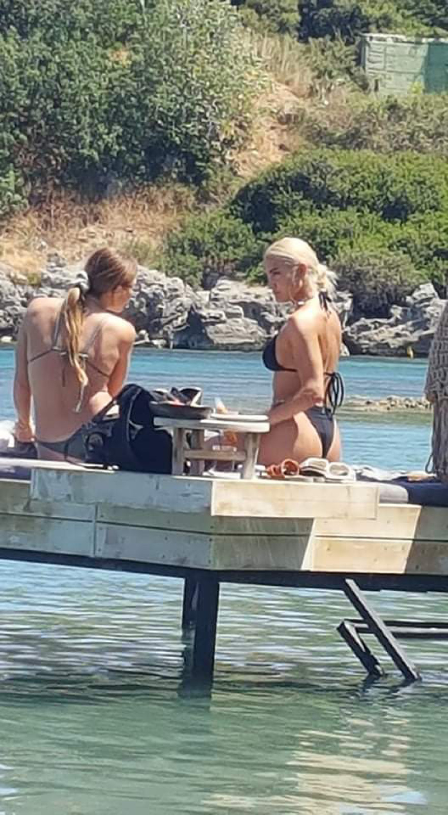 Iωάννα Τούνη: Ανεβάζει τη θερμοκρασία με αποκαλυπτικό μπικίνι στη νέα «πατέντα» για ξαπλώστρες - Δείτε φωτογραφίες