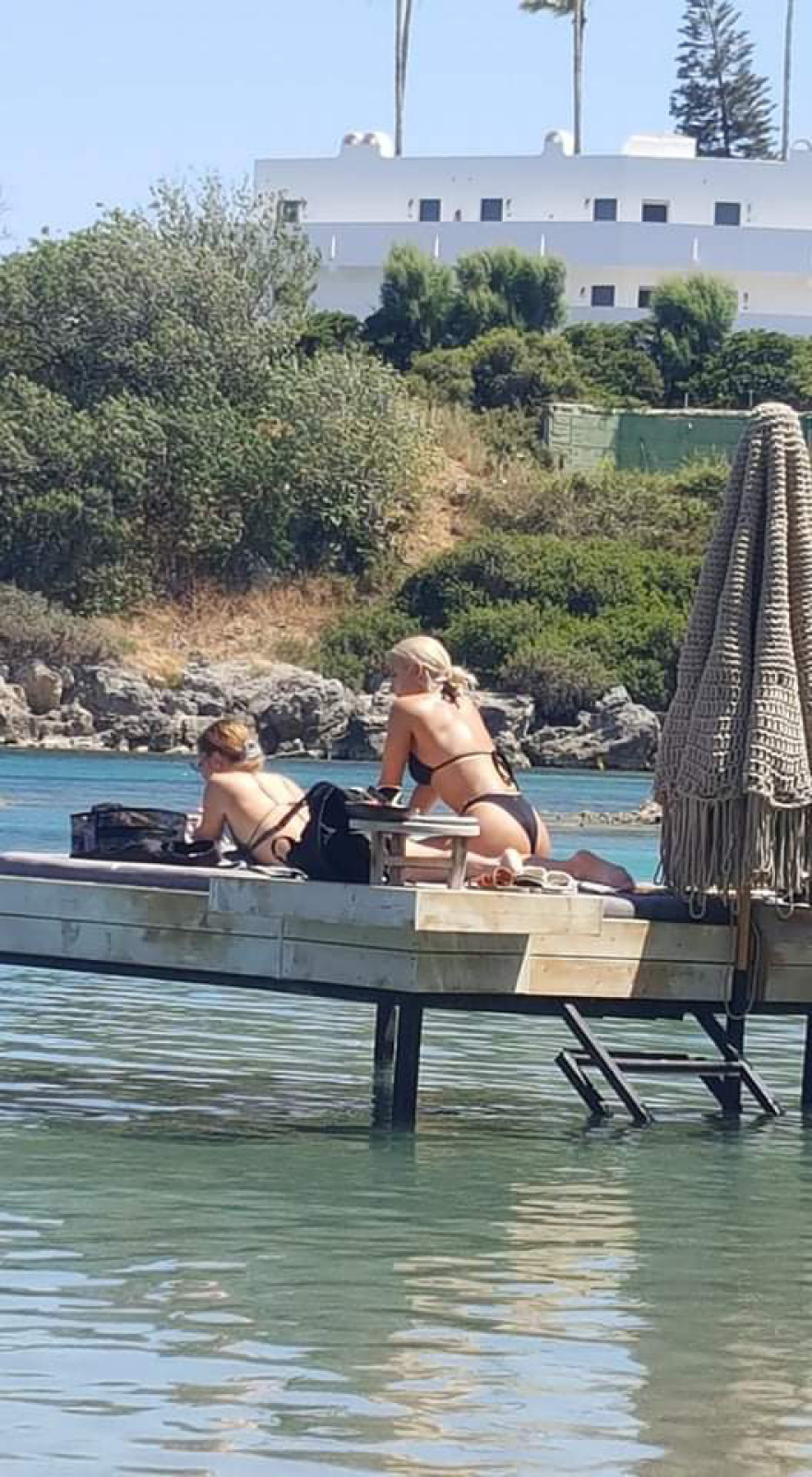 Iωάννα Τούνη: Ανεβάζει τη θερμοκρασία με αποκαλυπτικό μπικίνι στη νέα «πατέντα» για ξαπλώστρες - Δείτε φωτογραφίες