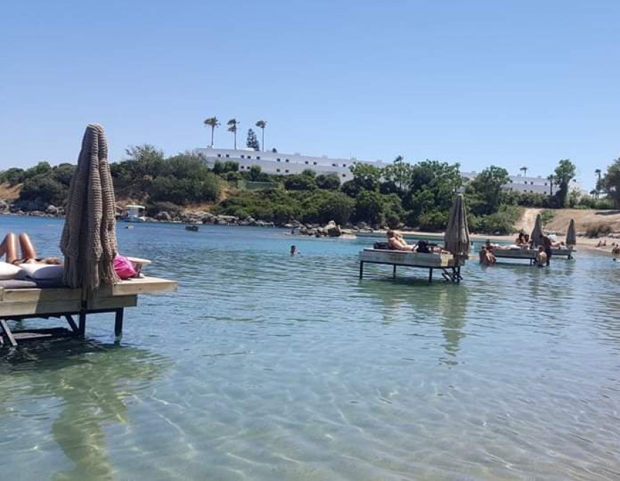 Iωάννα Τούνη: Ανεβάζει τη θερμοκρασία με αποκαλυπτικό μπικίνι στη νέα «πατέντα» για ξαπλώστρες - Δείτε φωτογραφίες