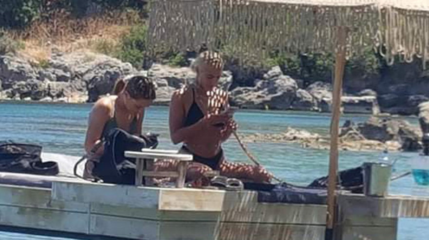 Iωάννα Τούνη: Ανεβάζει τη θερμοκρασία με αποκαλυπτικό μπικίνι στη νέα «πατέντα» για ξαπλώστρες - Δείτε φωτογραφίες