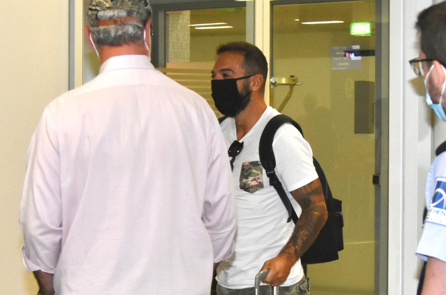 Survivor - Τριαντάφυλλος: «Χαμός» στο αεροδρόμιο για την επιστροφή του - Τα συνθήματα και οι θαυμαστές 