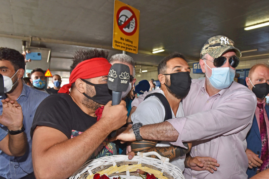 Survivor - Τριαντάφυλλος: «Χαμός» στο αεροδρόμιο για την επιστροφή του - Τα συνθήματα και οι θαυμαστές 