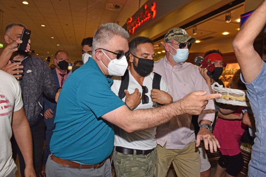 Survivor - Τριαντάφυλλος: «Χαμός» στο αεροδρόμιο για την επιστροφή του - Τα συνθήματα και οι θαυμαστές 