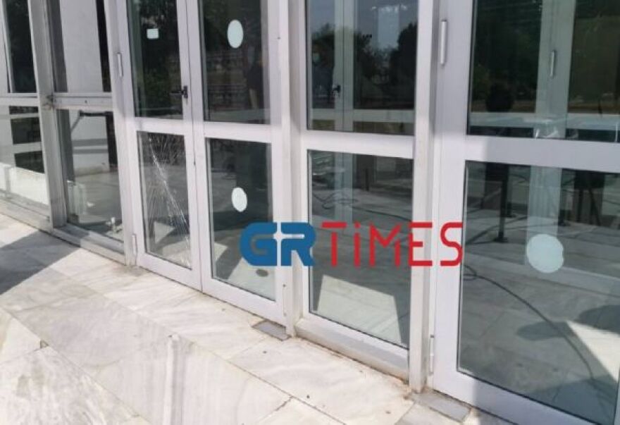 ΑΠΘ: Σκουπιδότοπος ο χώρος μετά το κορωνοπάρτι – Έγιναν και βανδαλισμοί