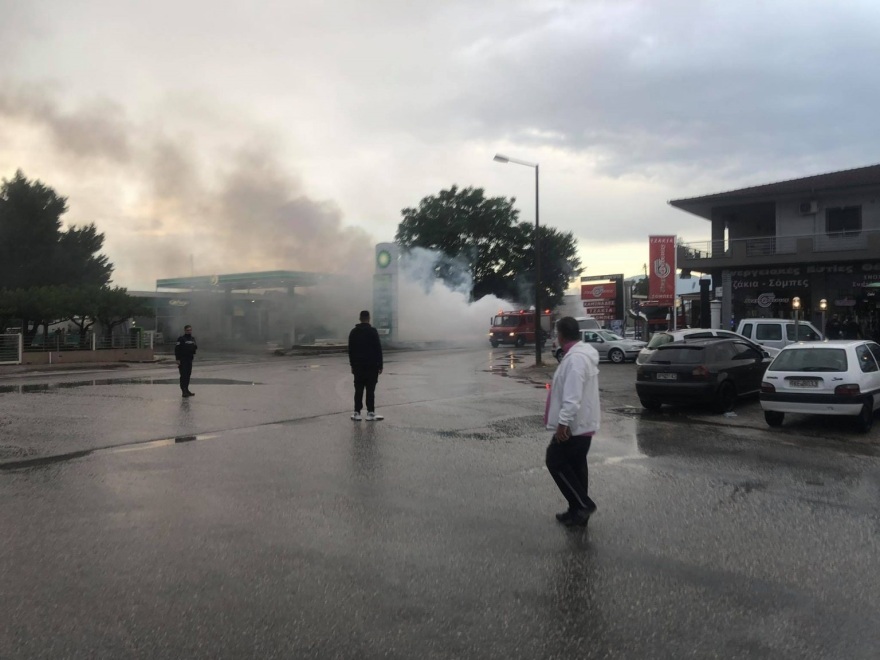 Δείτε βίντεο: Αυτοκίνητο τυλίχτηκε στις φλόγες μπροστά σε πρατήριο βενζίνης στα Τρίκαλα