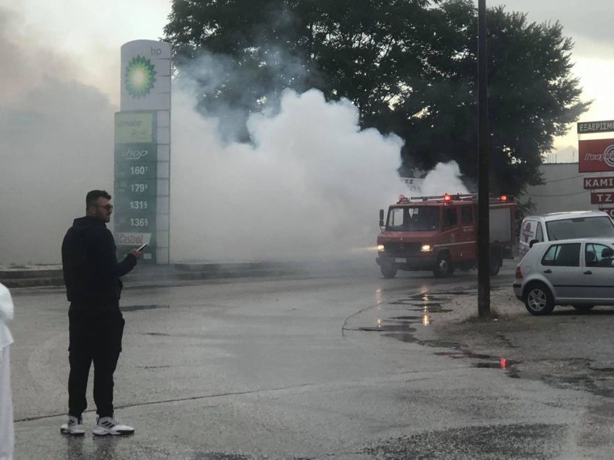 Δείτε βίντεο: Αυτοκίνητο τυλίχτηκε στις φλόγες μπροστά σε πρατήριο βενζίνης στα Τρίκαλα