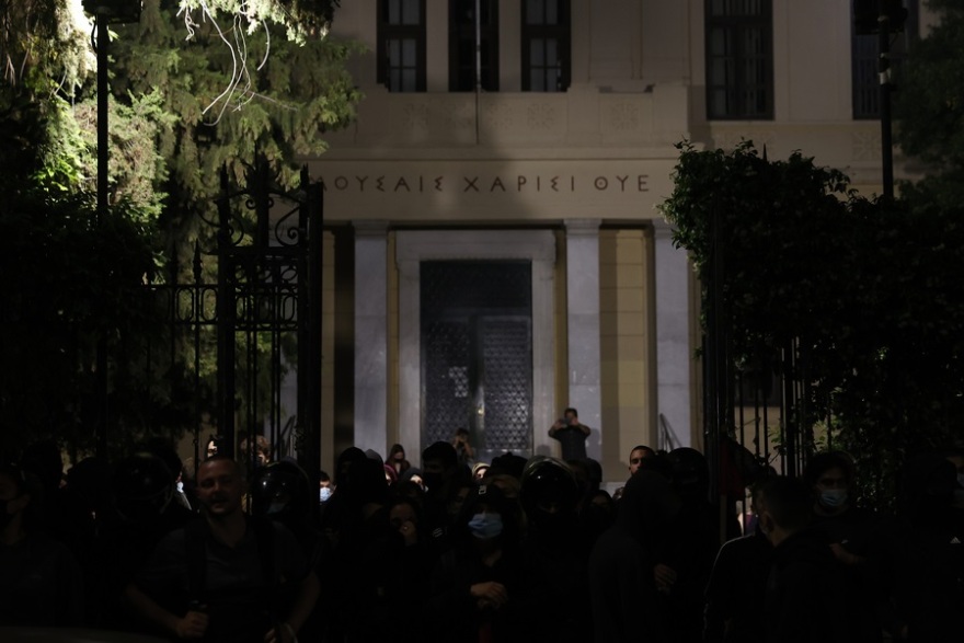 Θεσσαλονίκη: Ηλεκτρισμένη η ατμόσφαιρα έξω από το ΑΠΘ -  Άναψαν πυρσούς οι αντιεξουσιαστές (βίντεο)