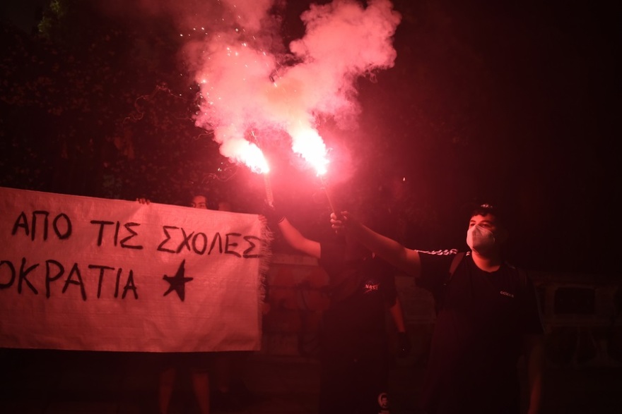 Θεσσαλονίκη: Ηλεκτρισμένη η ατμόσφαιρα έξω από το ΑΠΘ -  Άναψαν πυρσούς οι αντιεξουσιαστές (βίντεο)