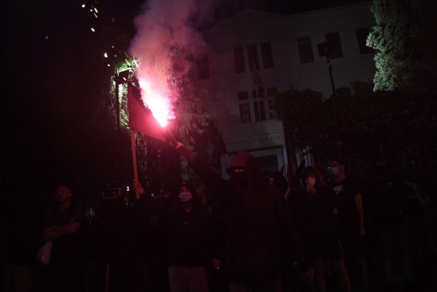 Θεσσαλονίκη: Ηλεκτρισμένη η ατμόσφαιρα έξω από το ΑΠΘ -  Άναψαν πυρσούς οι αντιεξουσιαστές (βίντεο)