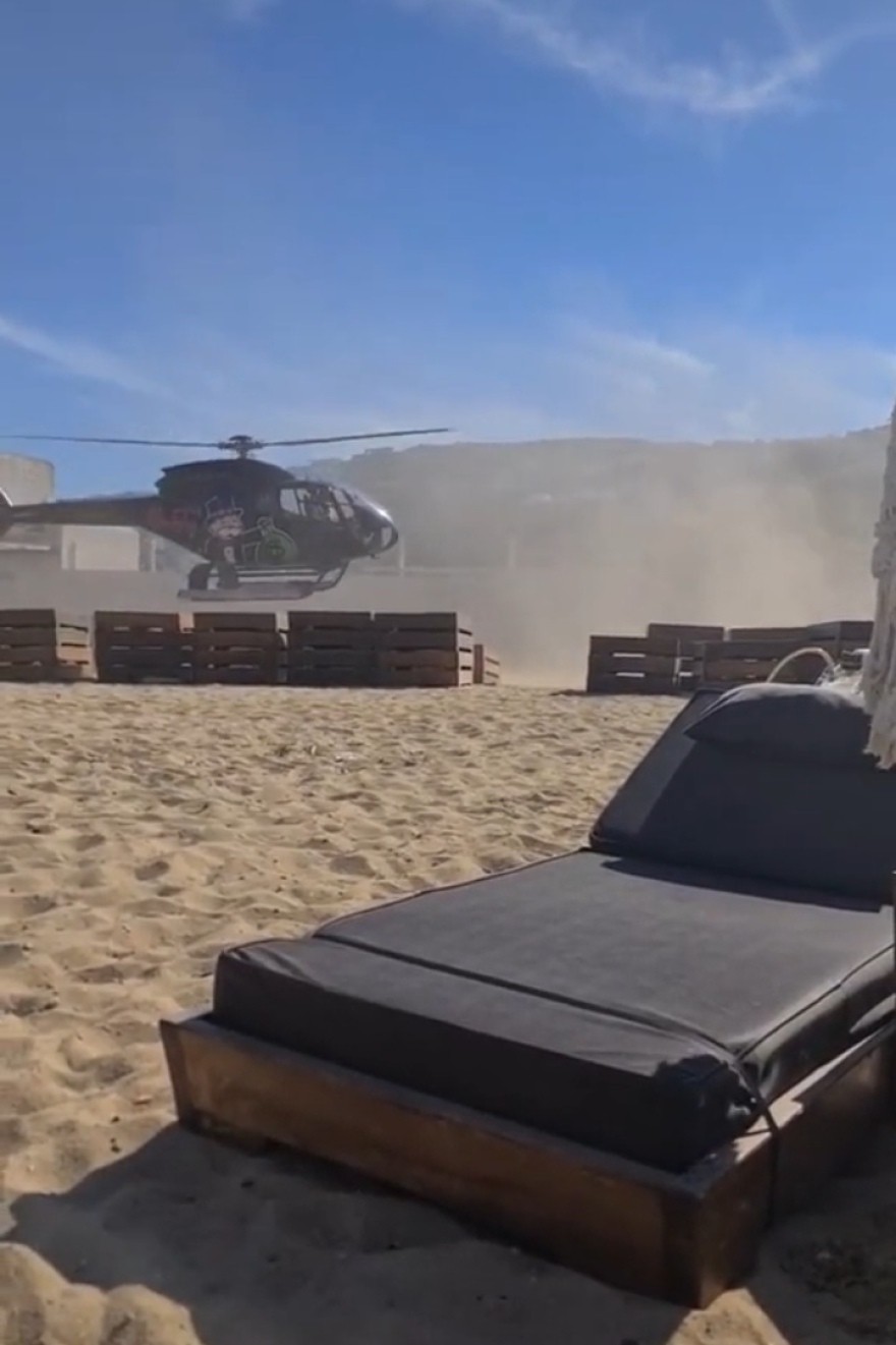 Μύκονος: Ξεφύγαμε τελείως -  Επιχειρηματίας προσγείωσε το ελικόπτερο του μέσα σε beach bar! (Δείτε φωτογραφίες)