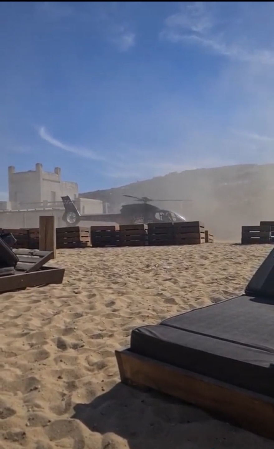 Μύκονος: Ξεφύγαμε τελείως -  Επιχειρηματίας προσγείωσε το ελικόπτερο του μέσα σε beach bar! (Δείτε φωτογραφίες)