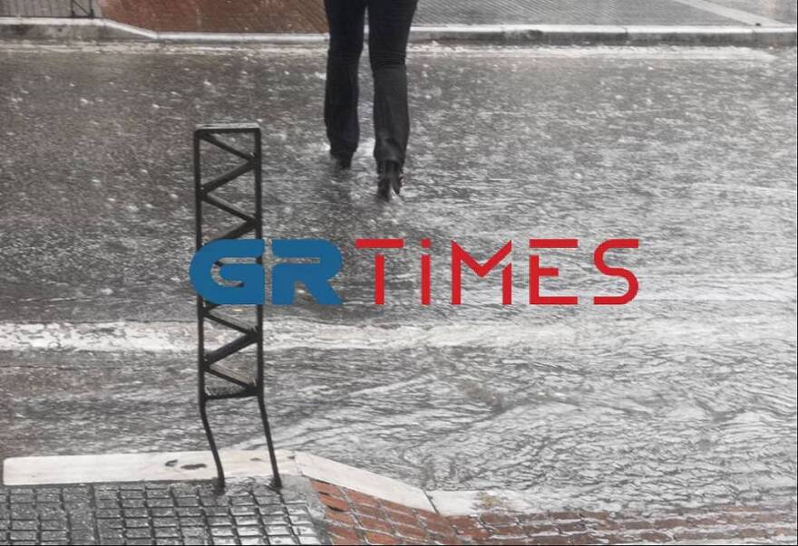 Καιρός - Κακοκαιρία στη Θεσσαλονίκη: Σφοδρή καταιγίδα και χαλάζι στον Εύοσμο - Δείτε βίντεο