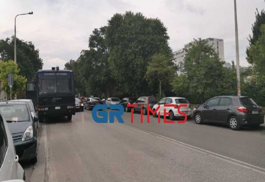 Θεσσαλονίκη:  Σε αστυνομικό κλοιό το ΑΠΘ μετά τα κορωνοπάρτι - Διαμαρτυρίες αντιεξουσιαστών
