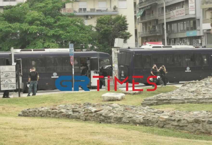 Θεσσαλονίκη:  Σε αστυνομικό κλοιό το ΑΠΘ μετά τα κορωνοπάρτι - Διαμαρτυρίες αντιεξουσιαστών