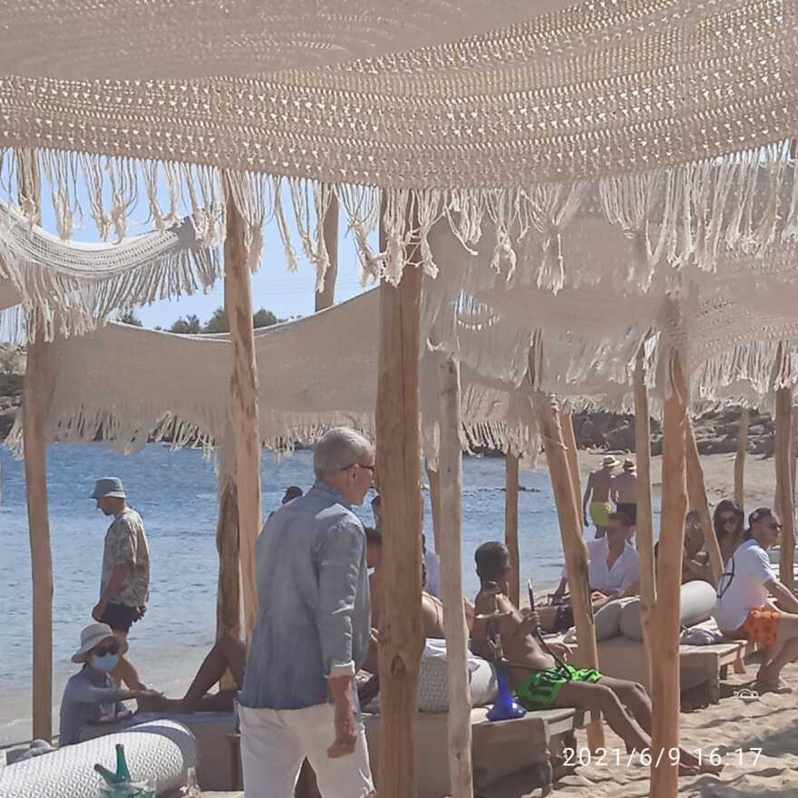 Jean Claude Jitrois: Ο θρύλος της γαλλικής μόδας παραθερίζει στη Μύκονο - Φωτογραφίες