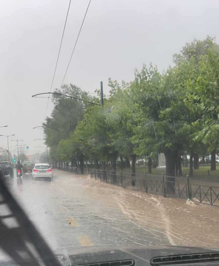 Καιρός: Μπουρίνι στην Αττική - Βροχές, καταιγίδες και την Πέμπτη