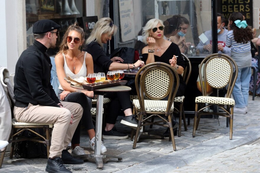 Κορωνοϊός: Εστιατόρια και καφέ ξανανοίγουν τους εσωτερικούς τους χώρους στη Γαλλία και το Βέλγιο