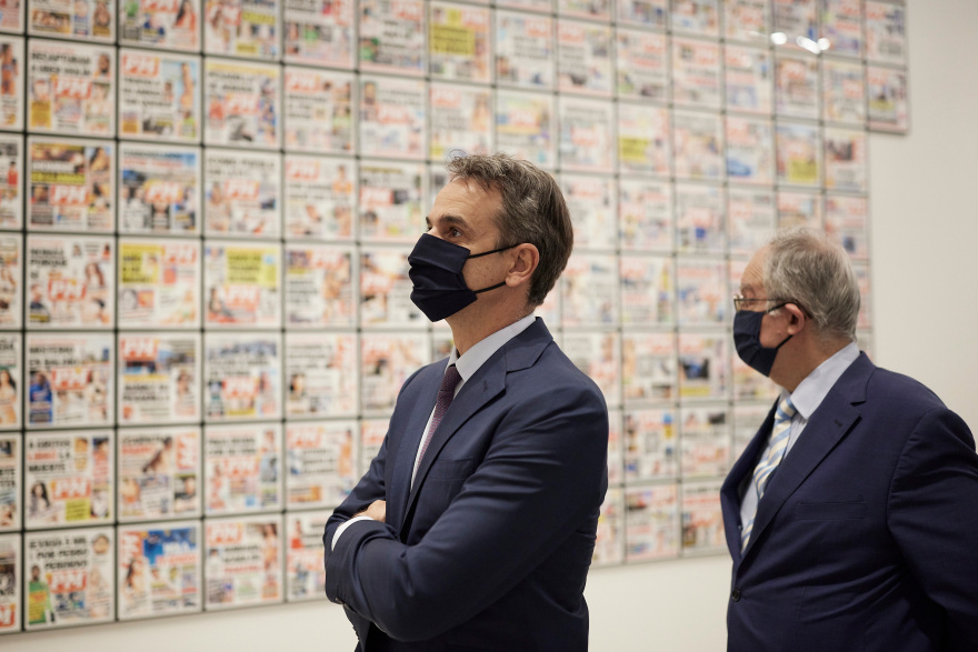 Στα εγκαίνια της έκθεσης σύγχρονης τέχνης «Portals» ο Κυριάκος και η Μαρέβα Μητσοτάκη