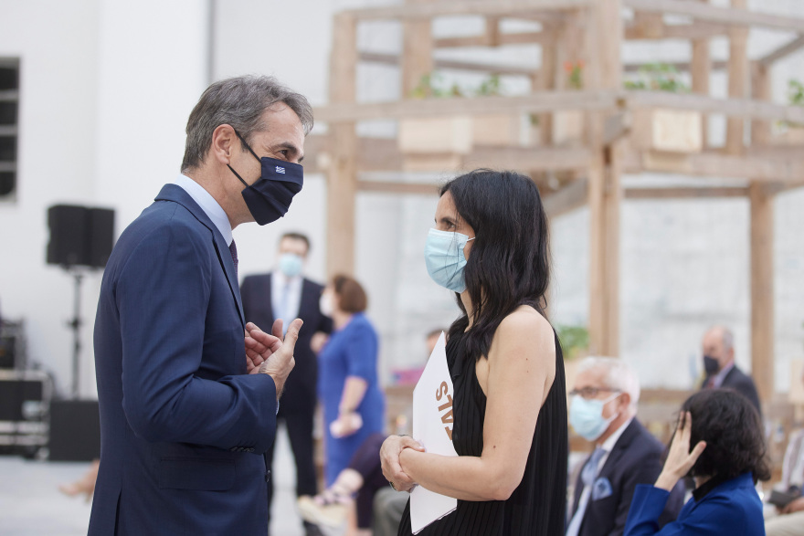 Στα εγκαίνια της έκθεσης σύγχρονης τέχνης «Portals» ο Κυριάκος και η Μαρέβα Μητσοτάκη