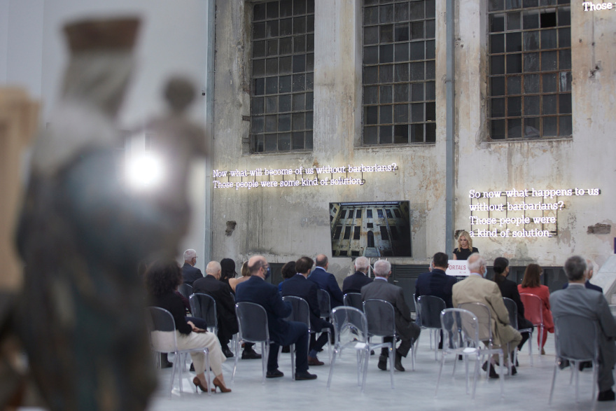 Στα εγκαίνια της έκθεσης σύγχρονης τέχνης «Portals» ο Κυριάκος και η Μαρέβα Μητσοτάκη