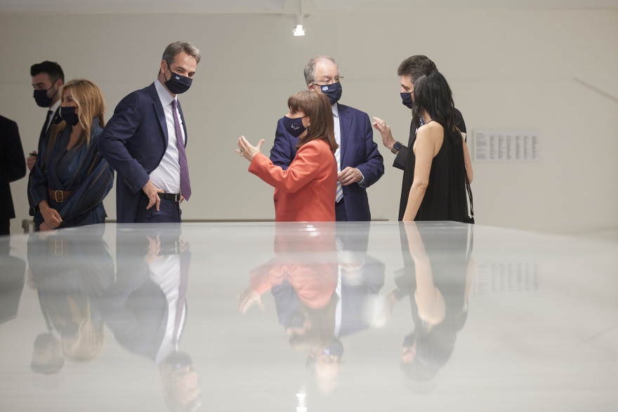 Στα εγκαίνια της έκθεσης σύγχρονης τέχνης «Portals» ο Κυριάκος και η Μαρέβα Μητσοτάκη