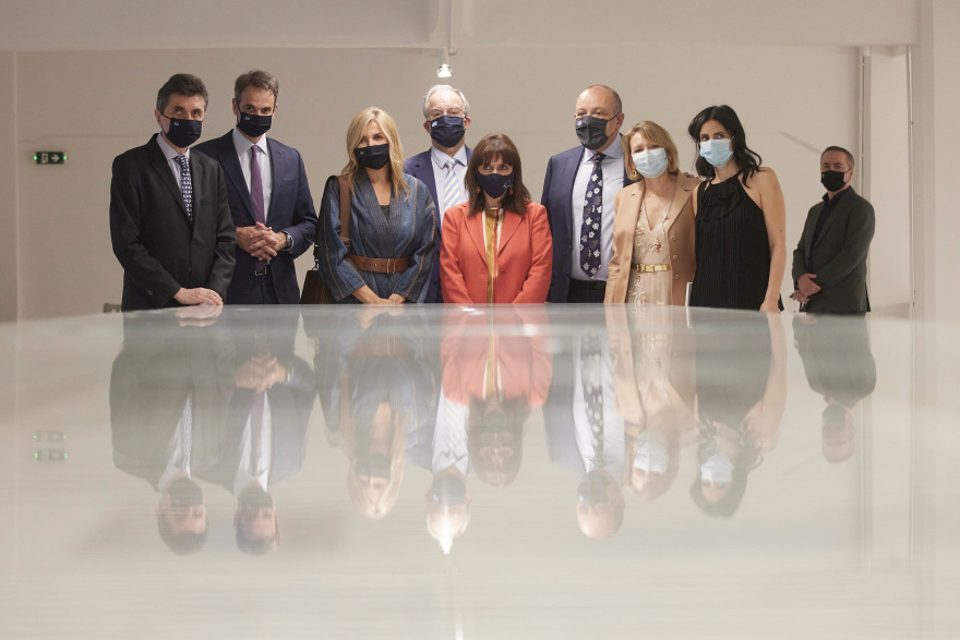 Στα εγκαίνια της έκθεσης σύγχρονης τέχνης «Portals» ο Κυριάκος και η Μαρέβα Μητσοτάκη