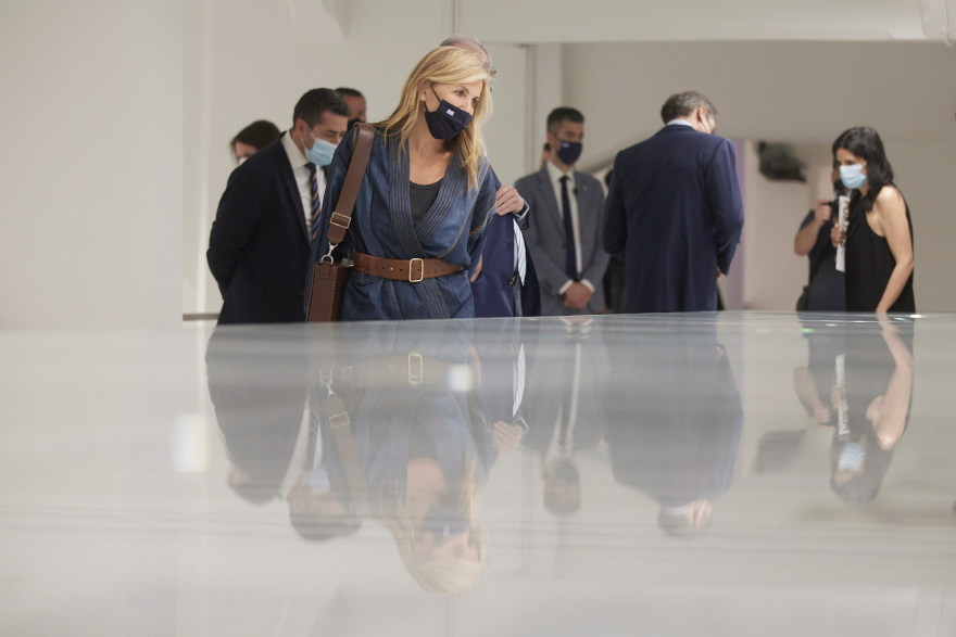 Στα εγκαίνια της έκθεσης σύγχρονης τέχνης «Portals» ο Κυριάκος και η Μαρέβα Μητσοτάκη