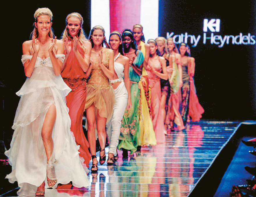 Η κατάρρευση των κορυφαίων της μόδας: Μiss Raxevsky - Kathy Heyndels στην πασαρέλα της χρεοκοπίας