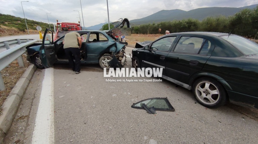 Λαμία: Σύγκρουση τριών αυτοκινήτων σε διασταύρωση - Φωτογραφίες