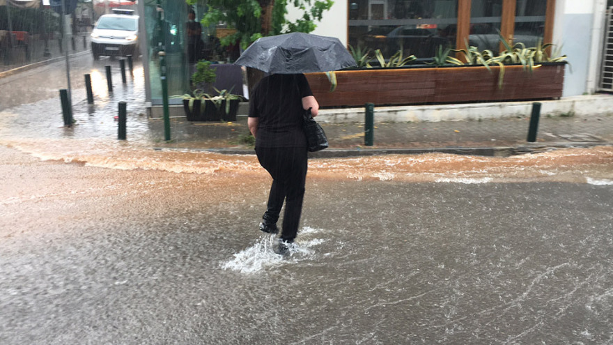 Καιρός: Μπουρίνι στην Αττική - Βροχές, καταιγίδες και την Πέμπτη