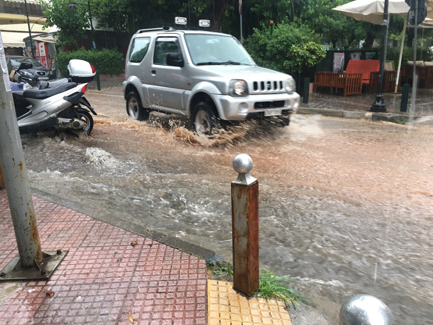 Καιρός: Μπουρίνι στην Αττική - Βροχές, καταιγίδες και την Πέμπτη