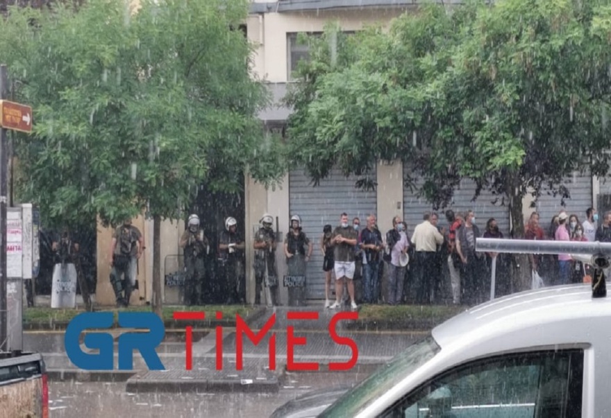 Θεσσαλονίκη: Υπό καταρρακτώδη βροχή ολοκληρώθηκαν οι απεργιακές κινητοποιήσεις