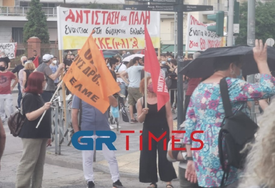 Θεσσαλονίκη: Υπό καταρρακτώδη βροχή ολοκληρώθηκαν οι απεργιακές κινητοποιήσεις