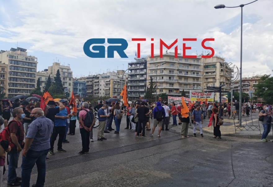 Θεσσαλονίκη: Υπό καταρρακτώδη βροχή ολοκληρώθηκαν οι απεργιακές κινητοποιήσεις