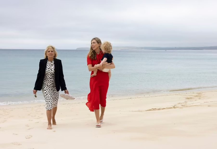 Κάρι Σίμοντς: Ντεμπούτο ως Πρώτη Κυρία της Βρετανίας μαζί με τον γιο της