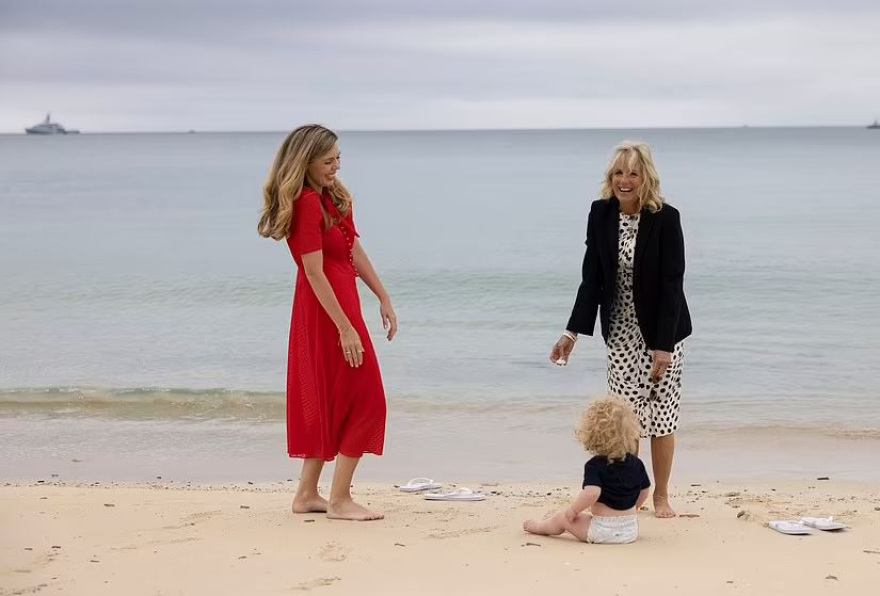 Κάρι Σίμοντς: Ντεμπούτο ως Πρώτη Κυρία της Βρετανίας μαζί με τον γιο της