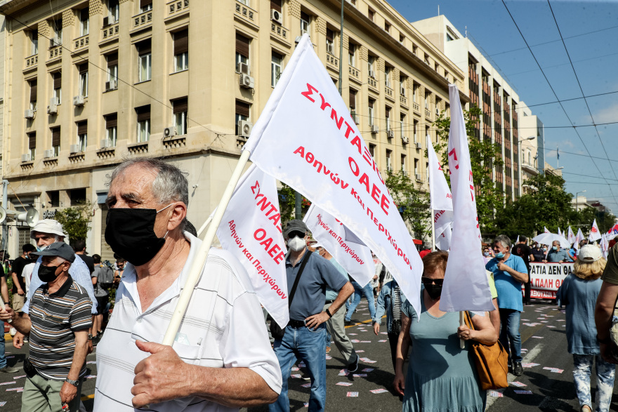 Ολοκληρώθηκαν οι απεργιακές συγκεντρώσεις: Ανοίγουν σταδιακά οι δρόμοι - Live εικόνα 