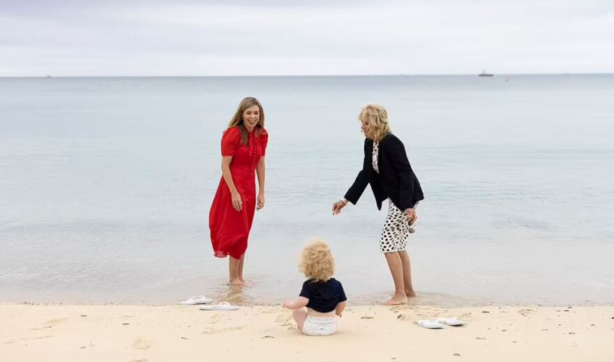 Κάρι Σίμοντς: Ντεμπούτο ως Πρώτη Κυρία της Βρετανίας μαζί με τον γιο της