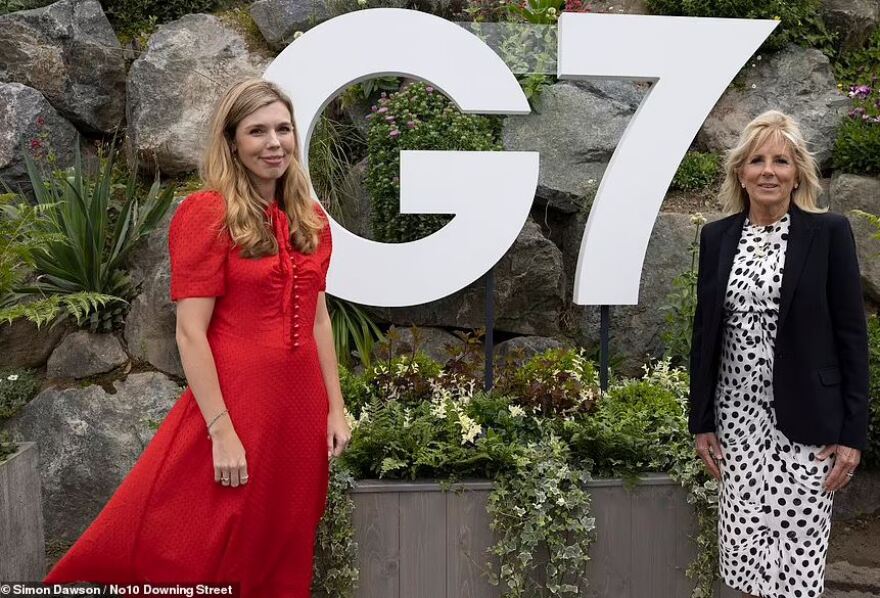 Κάρι Σίμοντς: Ντεμπούτο ως Πρώτη Κυρία της Βρετανίας μαζί με τον γιο της