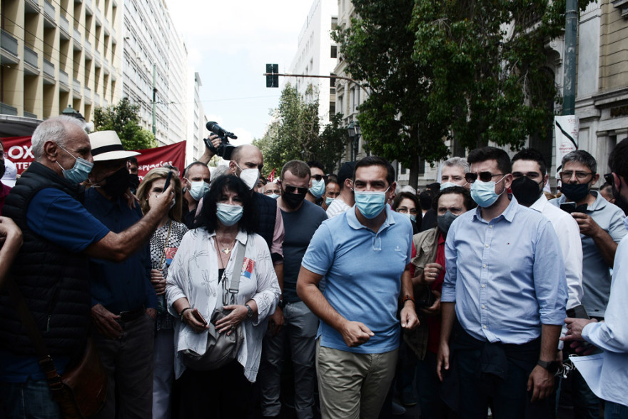 Στην πορεία ο Αλέξης Τσίπρας και στελέχη του ΣΥΡΙΖΑ
