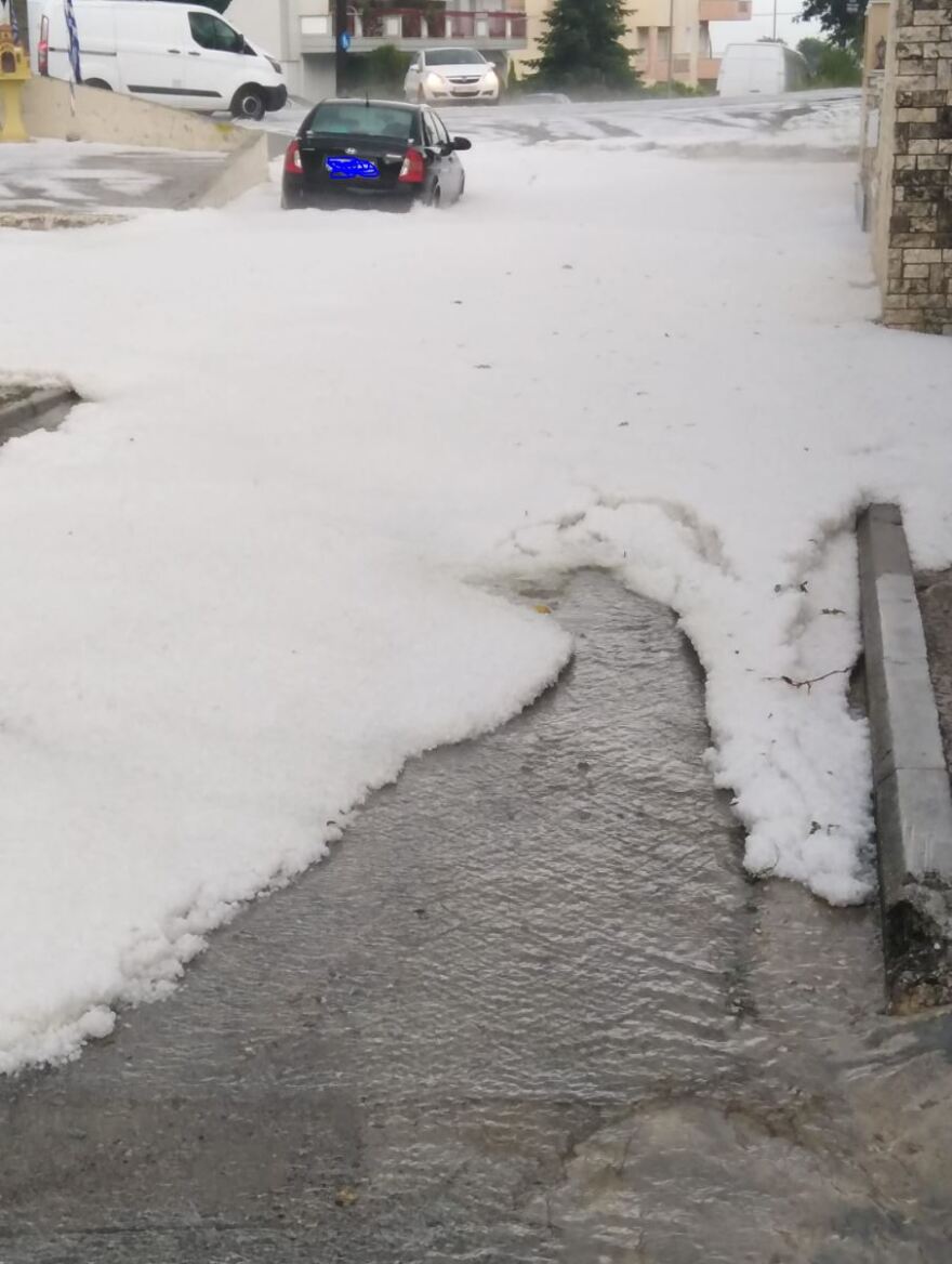 Κοζάνη: Απομάκρυναν με σκαπτικό το χαλάζι που είχε στρωθεί στους δρόμους της πόλης - Δείτε βίντεο