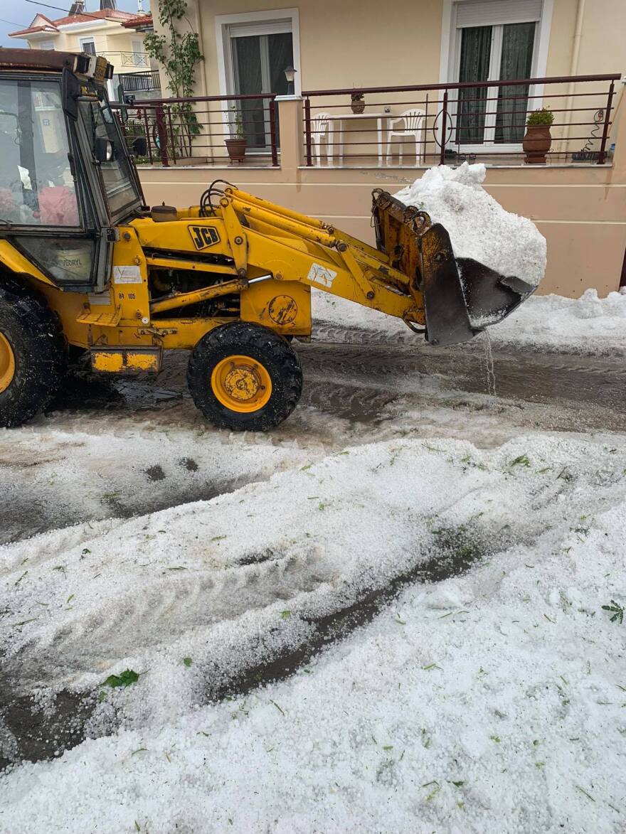 Κοζάνη: Απομάκρυναν με σκαπτικό το χαλάζι που είχε στρωθεί στους δρόμους της πόλης - Δείτε βίντεο