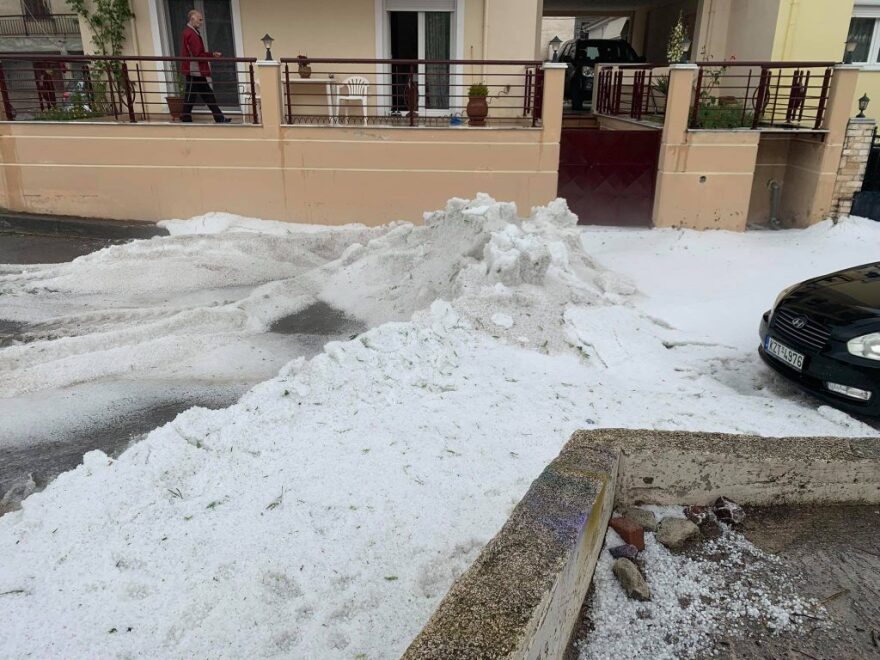 Κοζάνη: Απομάκρυναν με σκαπτικό το χαλάζι που είχε στρωθεί στους δρόμους της πόλης - Δείτε βίντεο