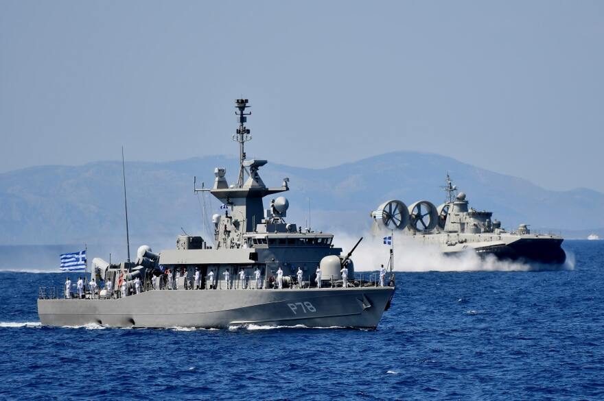 Η Κατερίνα Σακελλαροπούλου στην επιθεώρηση του Στόλου - Δείτε εικόνες