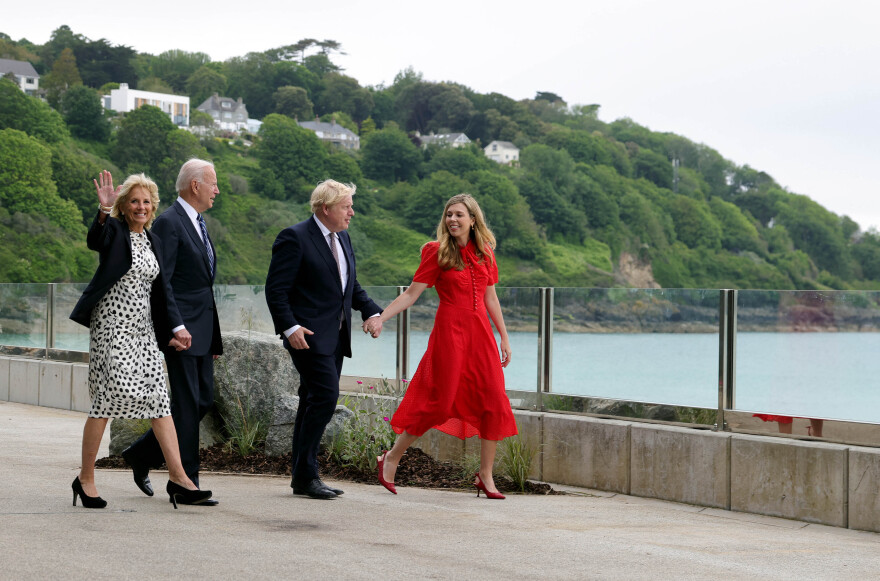 G7: Η casual εμφάνιση των Μπάιντεν, το ξενοδοχείο φρούριο και η... «διπλωματία της πάνας»